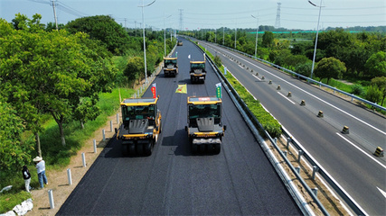 江蘇省首創(chuàng)無人集群施工瀝青下面層 助力&ldquo;蘇式養(yǎng)護(hù)&rdquo;打造淮安樣板