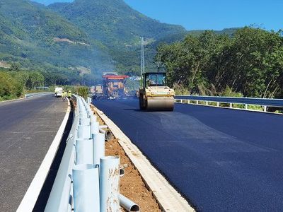 臨清高速公路路面工區(qū)瀝青上面層試驗段鋪筑成功