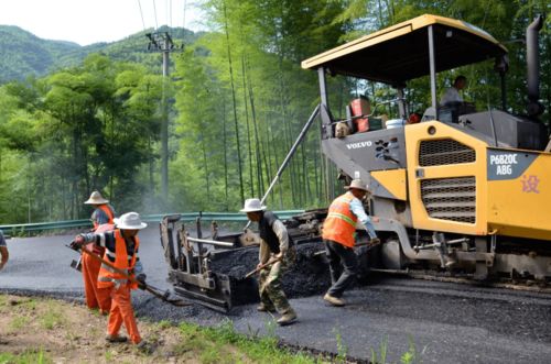 廣德市 竹鄉(xiāng)畫廊旅游 100 風(fēng)景道公路 唐流 建平 路面改造工程正式進入瀝青面層攤鋪施工