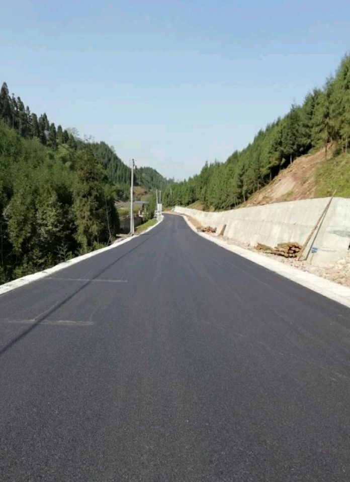 拓寬路面打好路基后,堆子前鎮(zhèn)迎來(lái)長(zhǎng)達(dá)三個(gè)多月的陰雨天氣,為保證瀝青