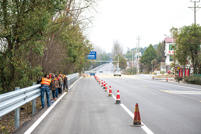 G319瀏大公路路面大修工程復(fù)工保暢通
