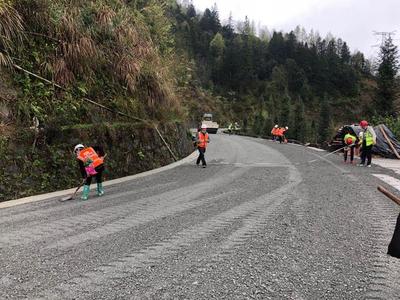 貴州橋梁集團加快推進縣鄉公路路面改善提升工程，助力鄉村振興