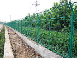 高速公路隔離柵報價、廠家選擇及路橋附屬工程建筑勞務分包指南