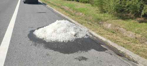 如東公路分中心 及時清除路面冰塊，保障公路通行安全