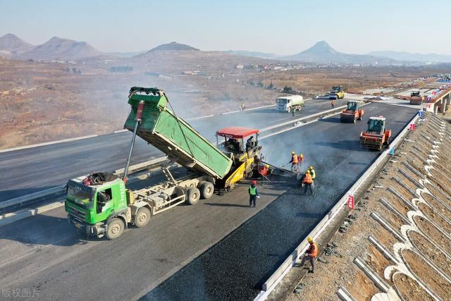 山東臨沂至滕州高速公路 瀝青攤鋪忙，發展畫卷新