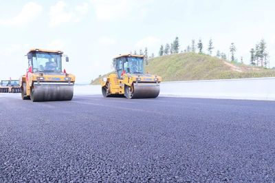 尋龍高速建設(shè)新進(jìn)展 ATB-25上基層試驗段啟動攤鋪，路橋附屬工程勞務(wù)分包同步推進(jìn)